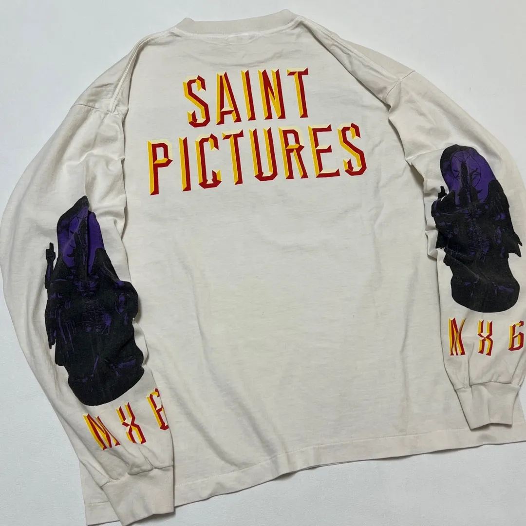 SAINT Mxxxxxx SAINT PICTURES L/S TEE/WHITE Columbia Pictures SAINT Goddess Long Sleeve Off-White S-XL Pays tribute to the Columbia Pictures Title Goddess. Full of fun. Ready-made clothes are washed. The texture is soaring. Authentic level printing is restored. Look for cylindrical seamless fabrics. It is almost meaningless if it is not a cylindrical fabric.